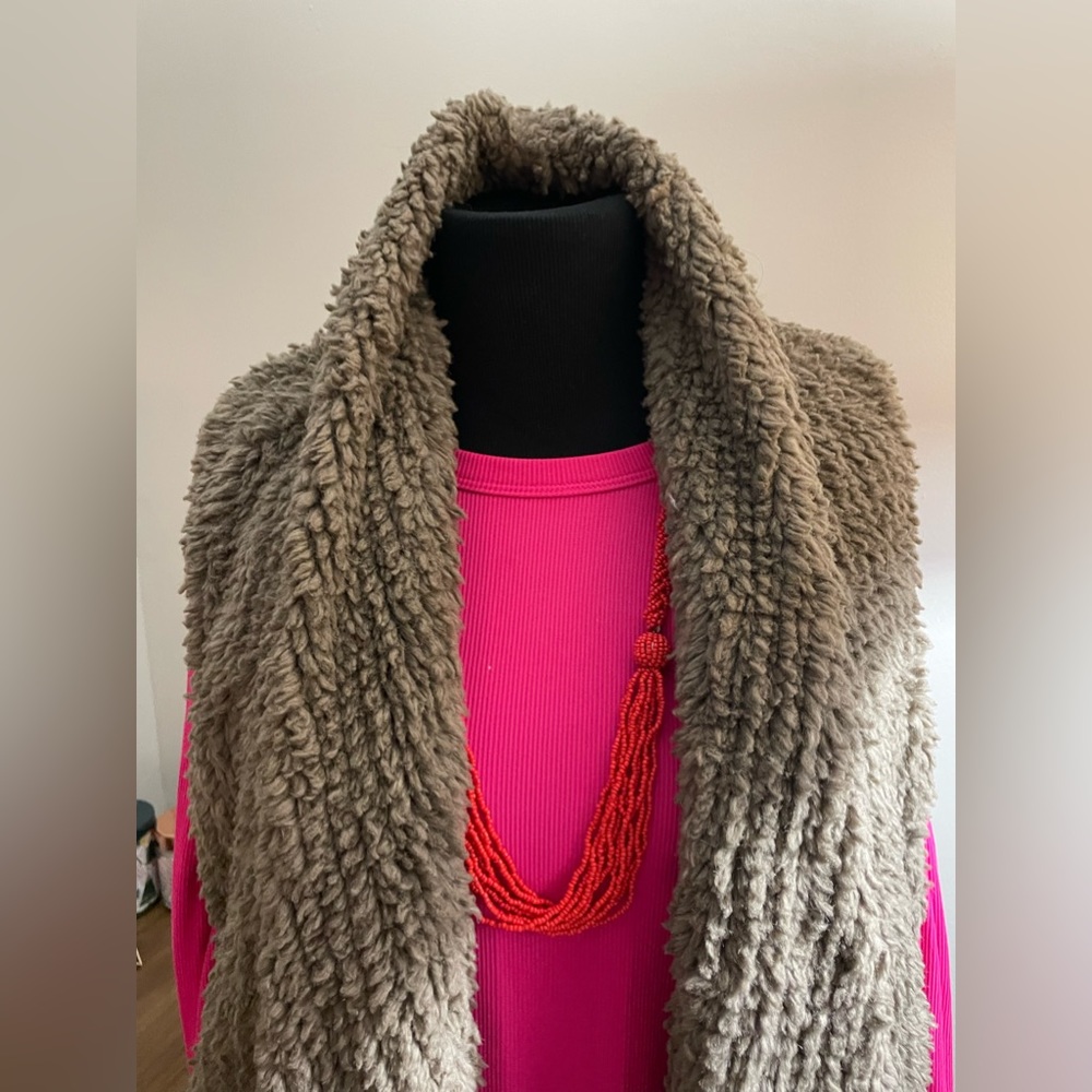 Warm vest shawl with pockets! - Picture 4 of 6